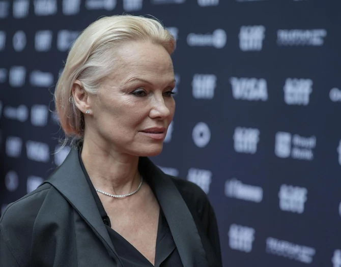 Pamela Anderson bez šminke na crvenom tepihu izazvala burne reakcije